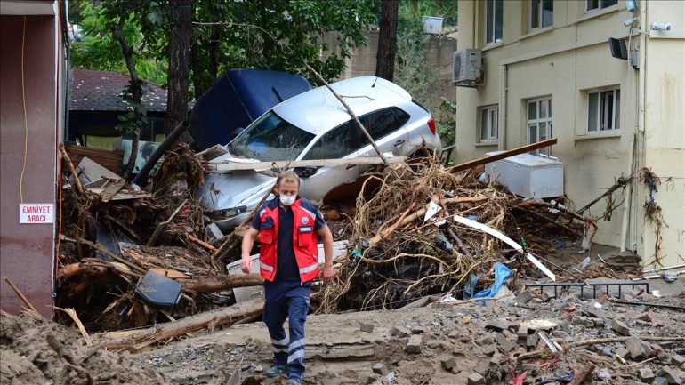 Stuhi e fortë në Turqi, 4 të vdekur dhe 11 të zhdukur (FOTO)