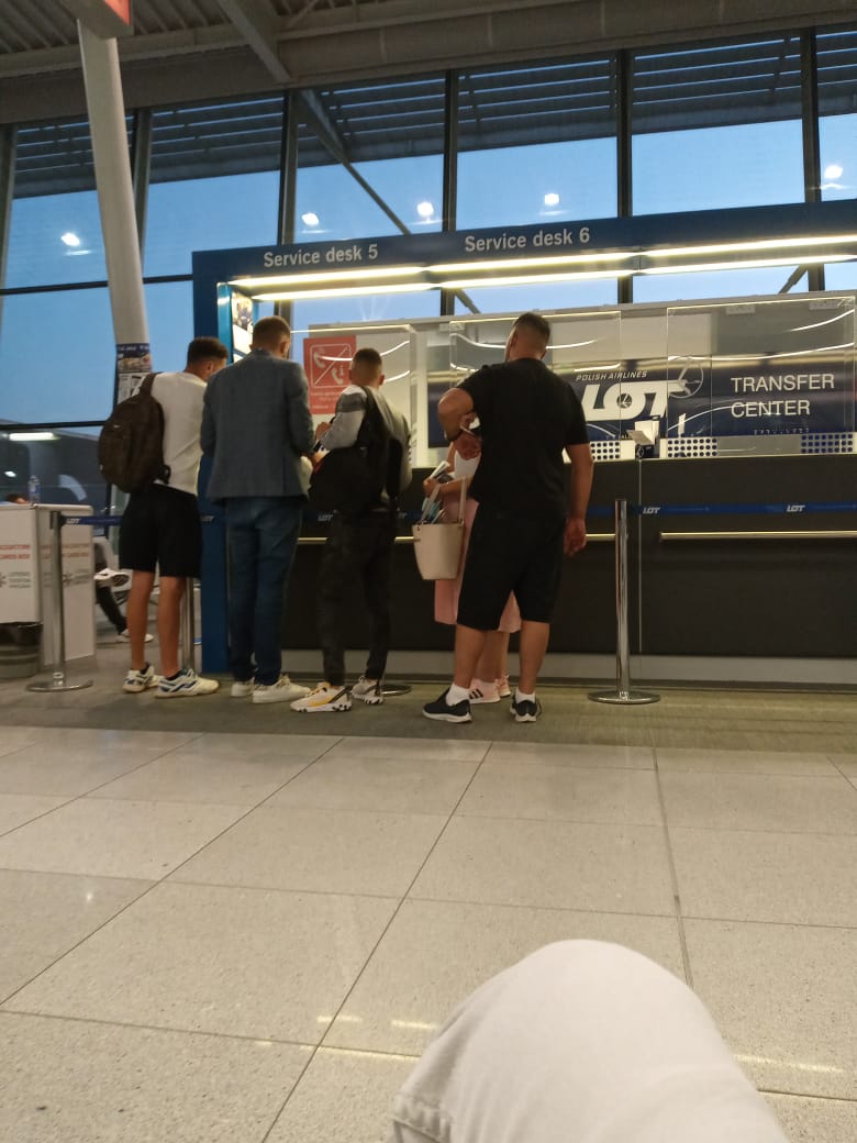 U nisën nga Rinasi, shqiptarët bllokohen në aeroportin e Varshavës (FOTO)