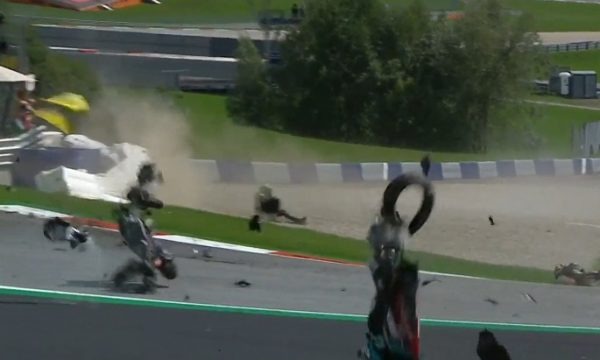 Aksident horror në Moto GP, motorët fluturojnë mbi kokat e pilotëve