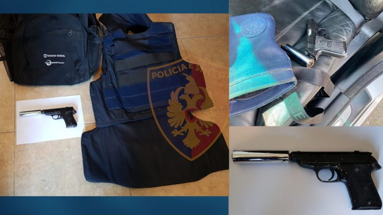 Armë dhe antiplumb si të policisë, arrestohen 3 persona në Durrës