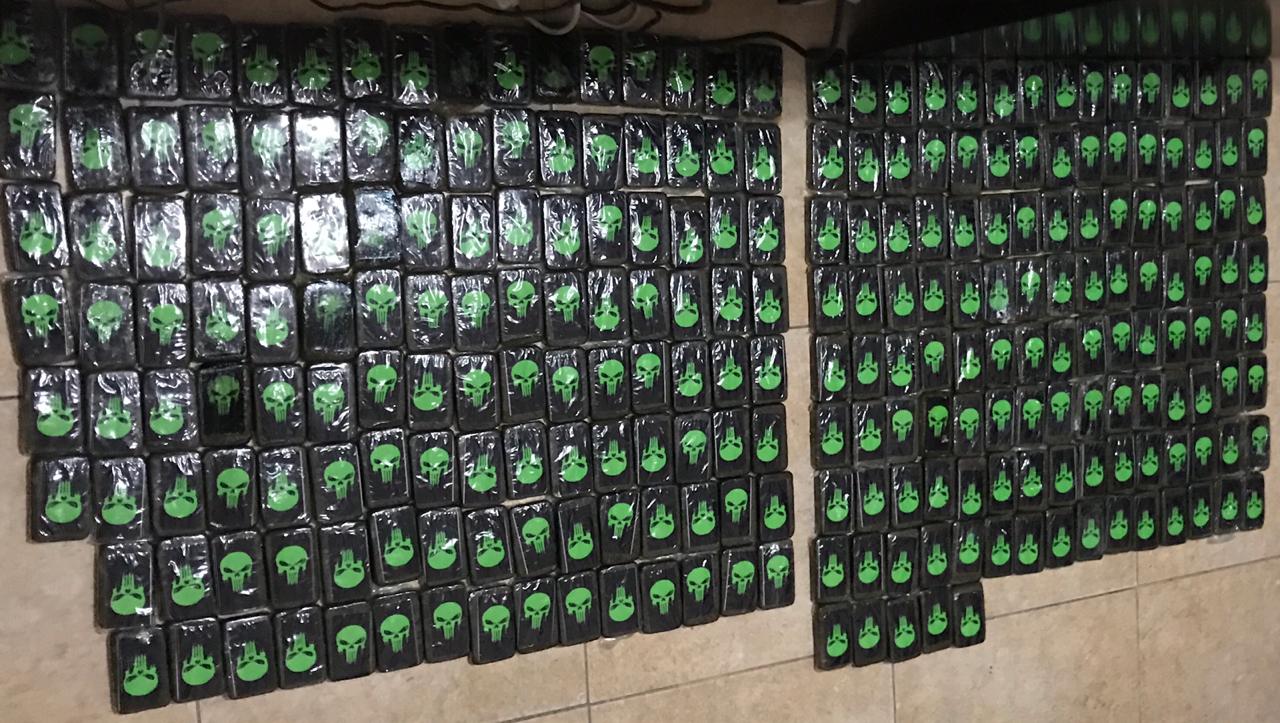 Dalin emrat e të arrestuarve në Durrës, fshehën 26 kg marijuanë në autobusin e linjës Durrës-Bari