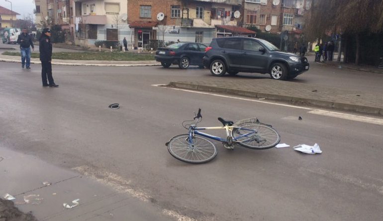 Makina përplas 52-vjeçarin që po lëvizte me biçikletë