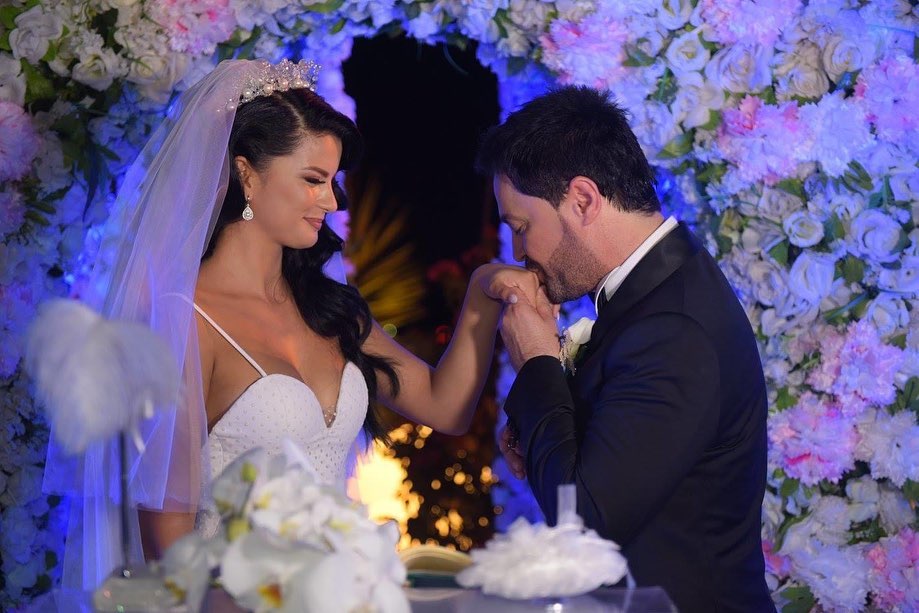 Festojnë 5-vjetorin e martesës, Andrra dedikim për Sinanin: S’më tremb asnjë dallgë e jetës, sa kohë streha ime je ti!