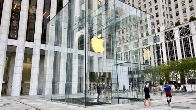 “Apple” vendos rekord, vlen 2.000 miliardë dollarë