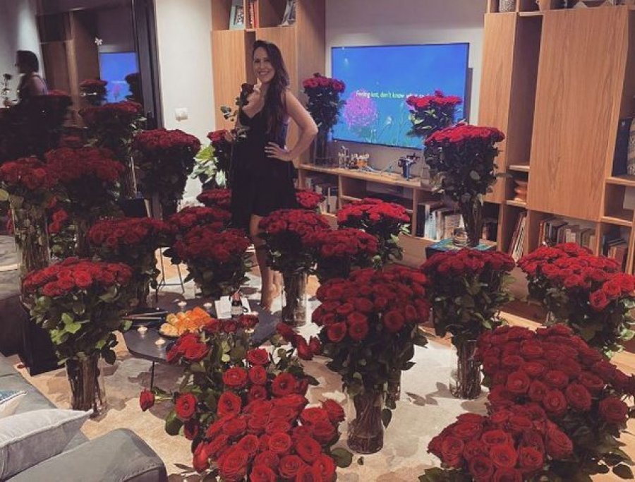 Arbana Osmanit i mbushet shtëpia me trëndafila