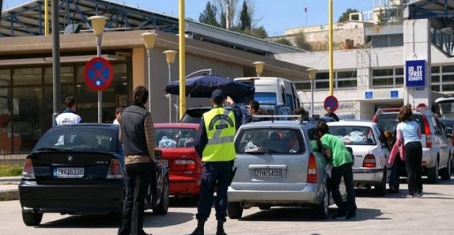 Qëllohet me breshëri ndaj disa automjeteve të parkuara, policia nis hetimet