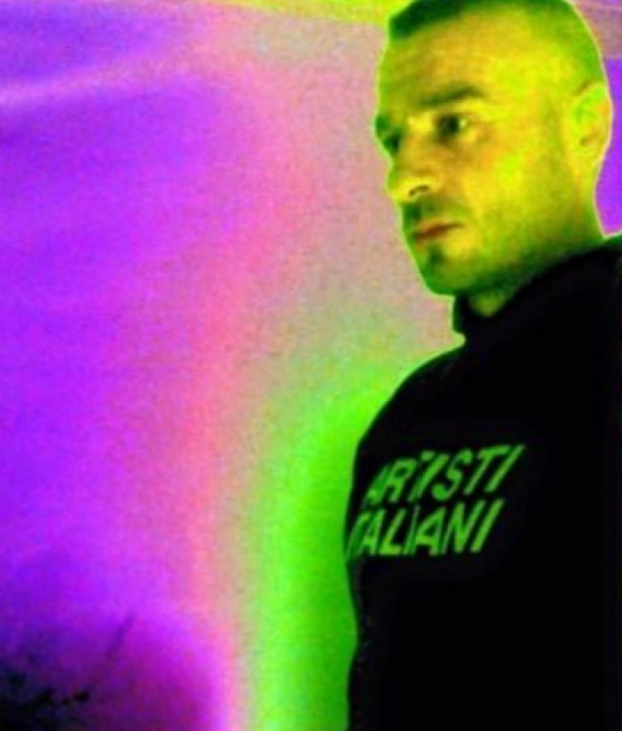 Ky është djali që i preu kokën me thikë nënës së tij