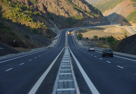 Rëndohet bilanci i aksidentit tek Rruga e Kombit, humb jetën edhe një nga të plagosurit