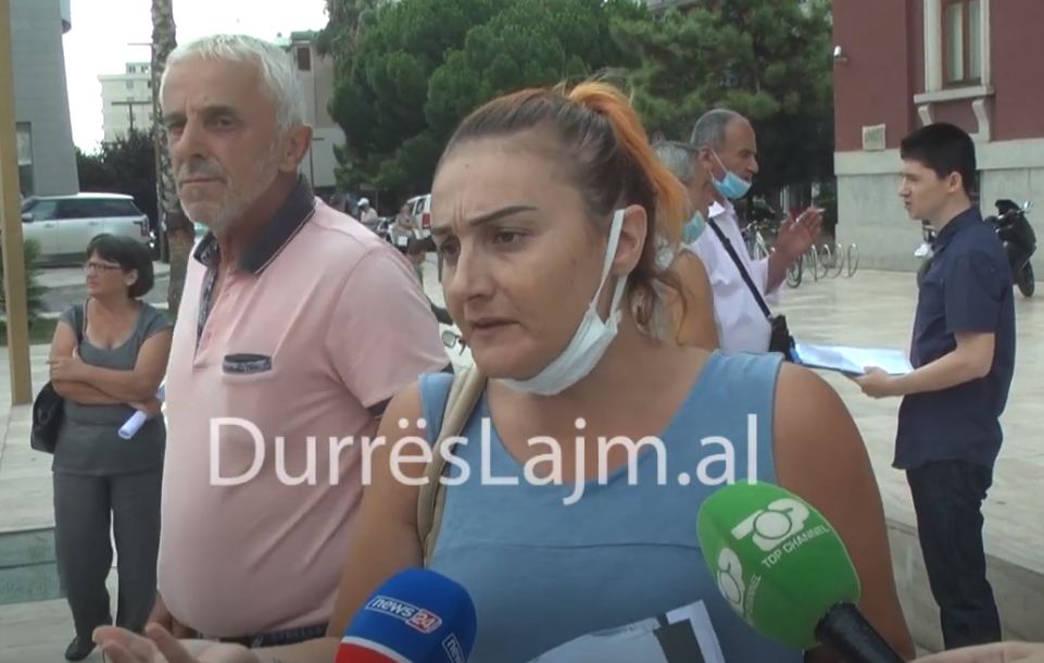 Banorët në Durrës protestë para bashkisë: Duam rihapjen e aplikimit dhe riekspertim të pallatit (VIDEO)