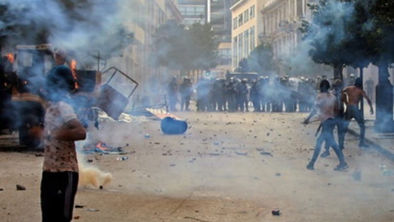 5 mijë protestues në Bejrut, vritet një polic, 730 të plagosur