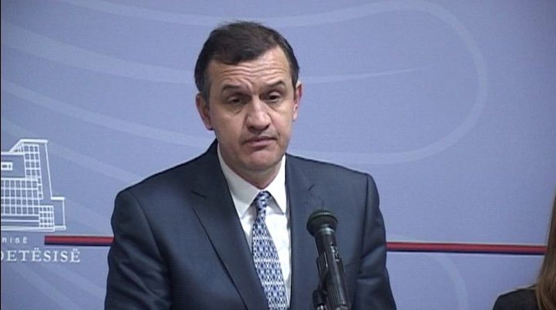 Ish-ministri Beqaj ngre shqetësimin për pushimet në jug: Babëzia e pronarëve të lokaleve kërkon ndëshkim