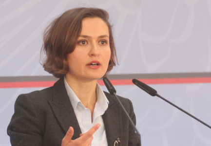 Publikohet udhëzuesi për fillimin e vitit të ri shkollor, ministrja Shahini tregon çdo ndodhë nëse një mësues apo nxënës infektohet me COVID