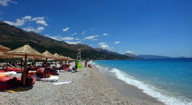 Hyri në det për t’u larë, pëson infarkt dhe humb jetën rrugës për në spital