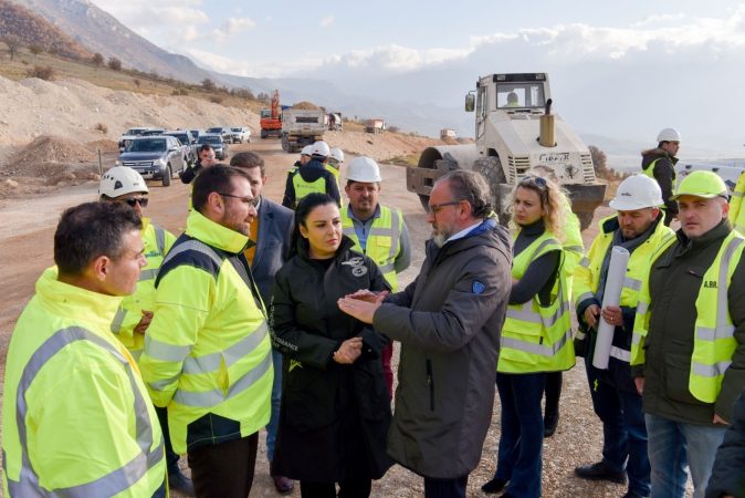 Ministrja Balluku inspekton punimet e Bypassin e Vlorës: Investim shumë i rëndësishëm për zhvillimin e turizmit