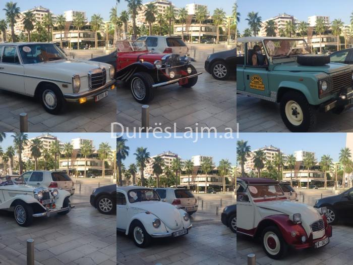 Makinat RETRO “pushtojnë” Durrësin, ja çfarë po ndodh në qendër të qytetit (FOTO)