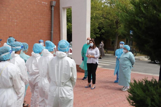 50 infermierë të rinj te “Shefqet Ndroqi”, ministrja: Masat për përballimin e epidemisë në vjeshtë-dimër