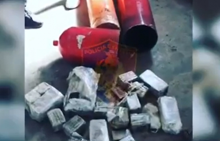 Policia publikon videon/ Italiani i arrestuar në kufi u kap me 53 kg marijuanë në formë çokollate, si e kishte futur në bombola gazi