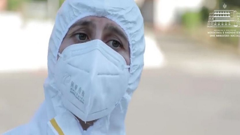 Mjekja thirrje qytetarëve: Vetëm kështu mund të mposhtim virusin që ka gjunjëzuar botën