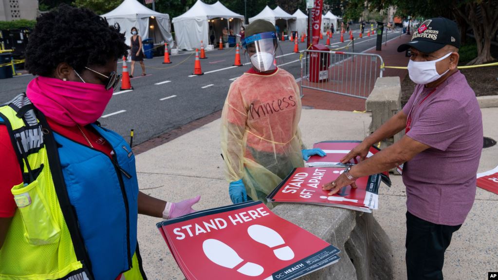 A është e mjaftueshme distanca 2 metra për të mos u infektuar nga COVID? Studimi më i fundit propozon një tjetër largësi