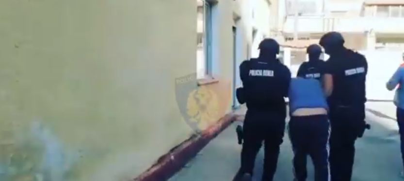 Organizoi dy atentate ndaj pronarit të hotel Volorekës, kapet i fshehur në pyll “koka” e sulmit (VIDEO)