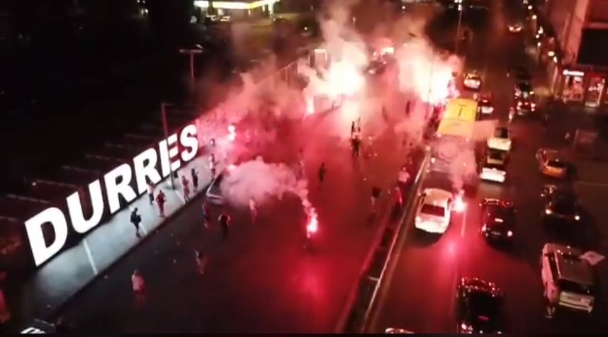 Durrësi në FESTË! Si u elektrizua qyteti nga fitorja e Teutës (VIDEO+FOTO)
