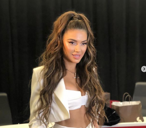 Elvana Gjata rikthehet në Instagram, poston fotot me mikun e zemrës