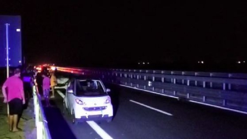 Aksident i frikshëm me 1 viktimë, kalimtari përplaset nga kamioni dhe një mjet tjetër