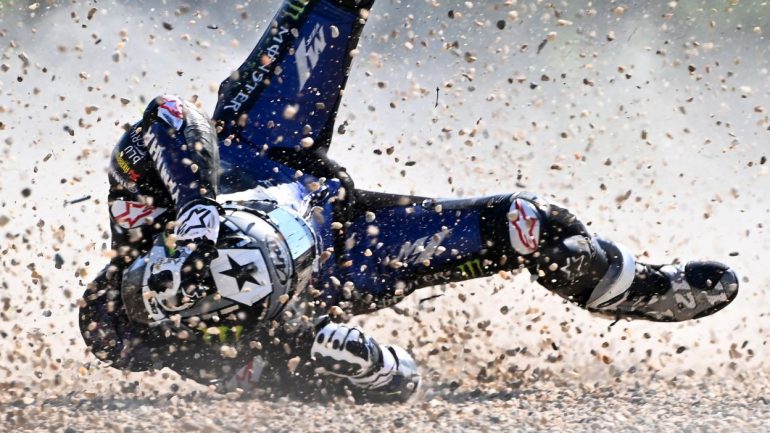 I këputen frenat, piloti i Moto GP hidhet nga motori me 200 km/h (VIDEO)