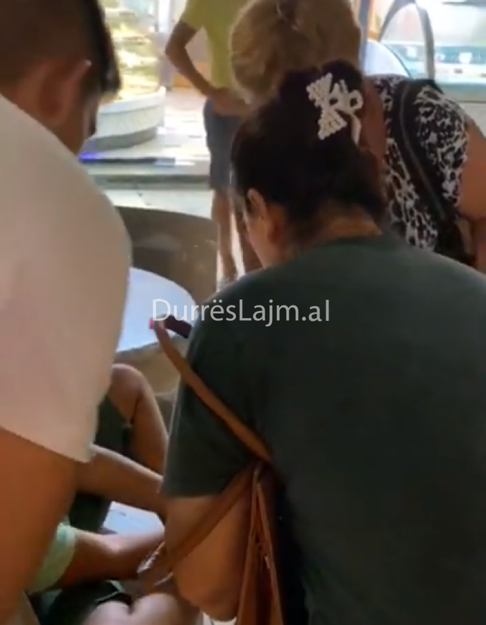 Momenti kur qytetarët i ofrojnë ndihmën e parë fëmijës së aksidentuar në qendër të Durrësit (VIDEO)