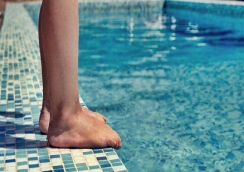 Ngjarje e rëndë, 10-vjeçari mbytet në një pishinë në Durrës