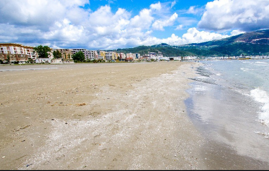 I moshuari humb jetën në plazh, dyshohet se i ra infarkt