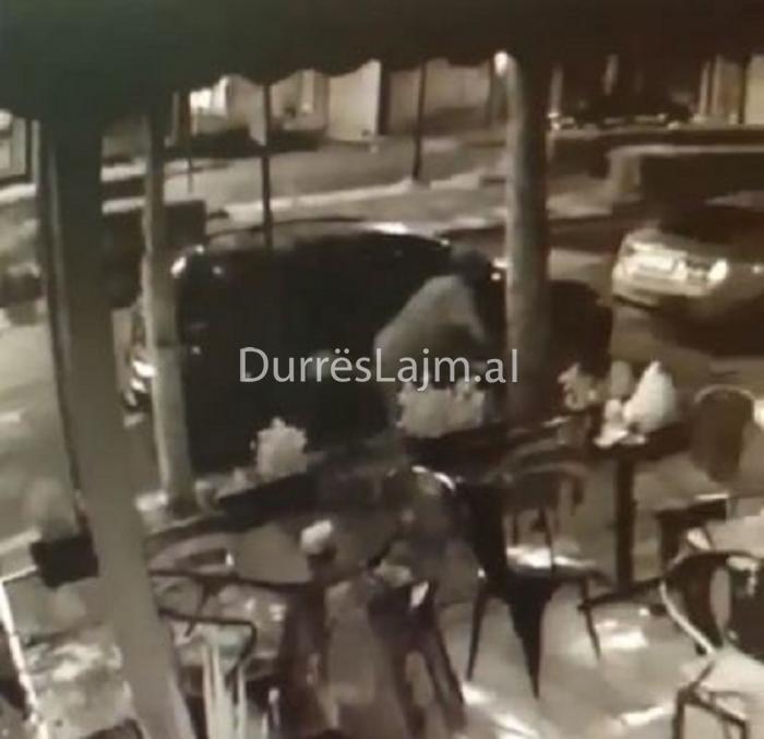 Me kapele në kokë, momenti kur i riu pret kavon dhe vjedh biçikletën (VIDEO)