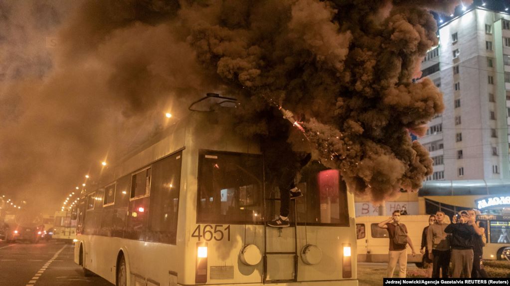 Protesta në rrugë për të tretën natë në Bjellorusi, mijëra persona të ndaluar