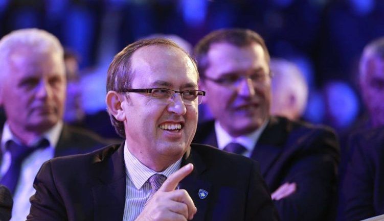 Dialogu me Serbinë shkakton përplasje në koalicionin qeverisës në Kosovë