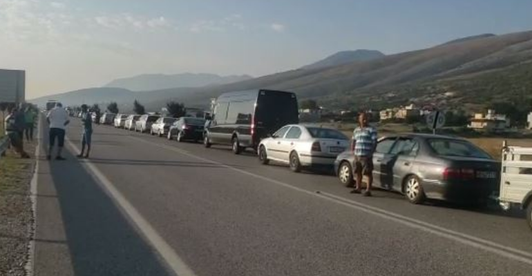 Reduktohet radha në Kakavijë, rreth 800 metra vargu i makinave