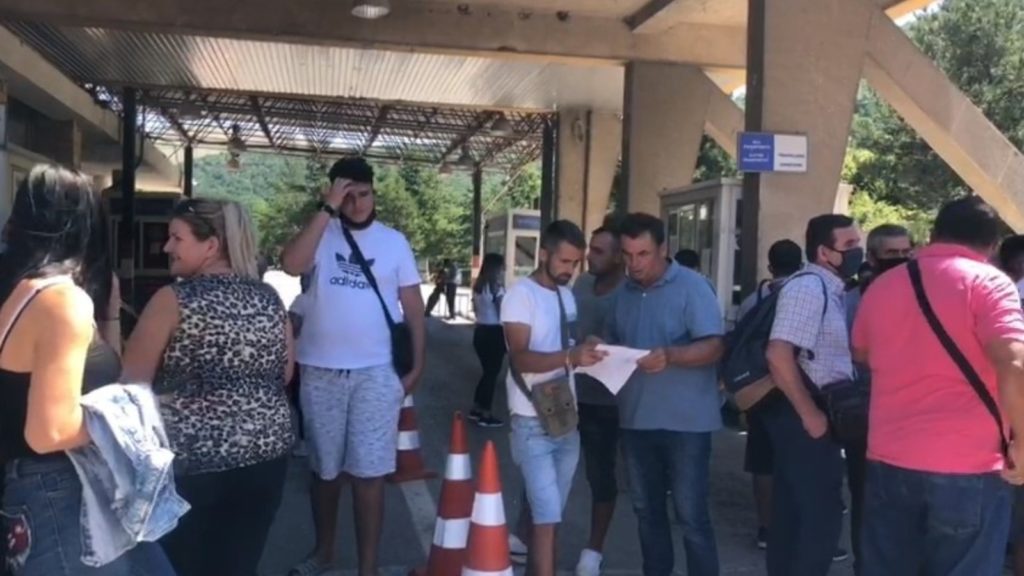 Kapshticë, pala greke mbyll sportelet pas kalimit të kuotës