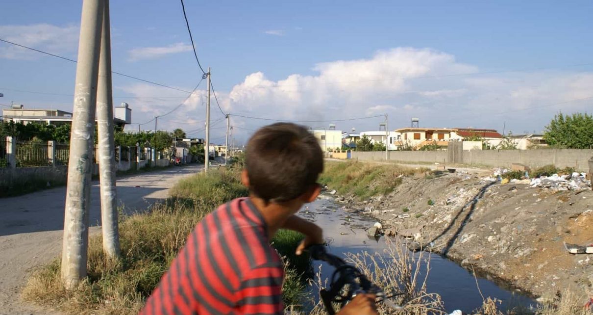 “Nuk jemi ndier kurrë, pjesë e qytetit”: Banorët e Kënetës në Durrës mes zhgënjimit dhe harresës