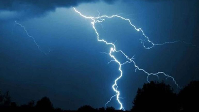 Rrufeja vret 10 fëmijë që ishin strehuar në një kasolle kashte