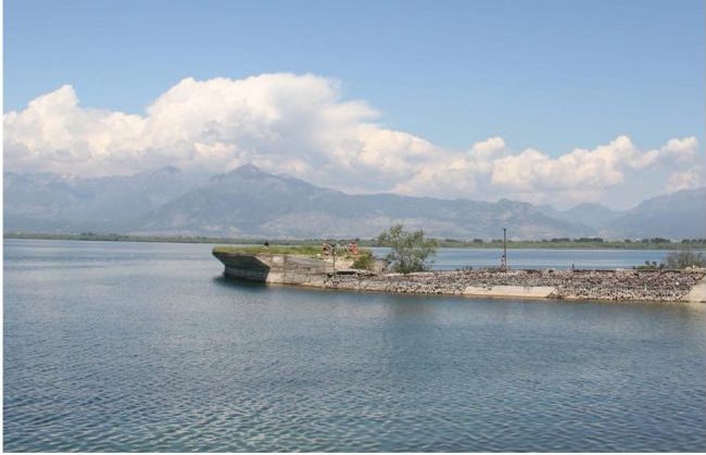 24-vjeçari hidhet nga varka në liqen dhe nuk del më i gjallë