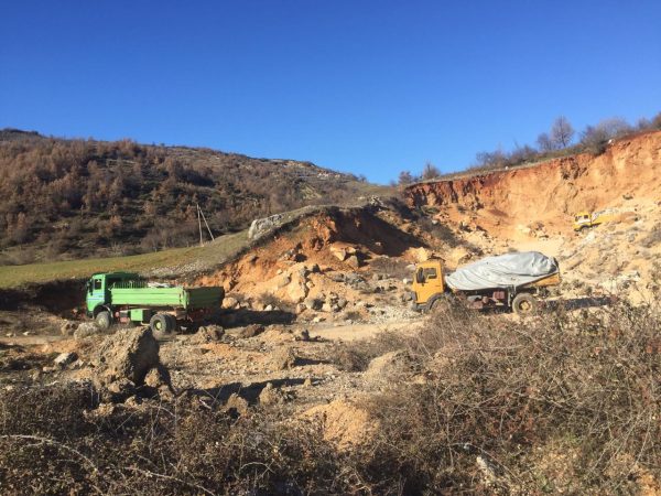 Nxirrnin pllaka guri dekorative nga mali i Tomorit, dy të arrestuar
