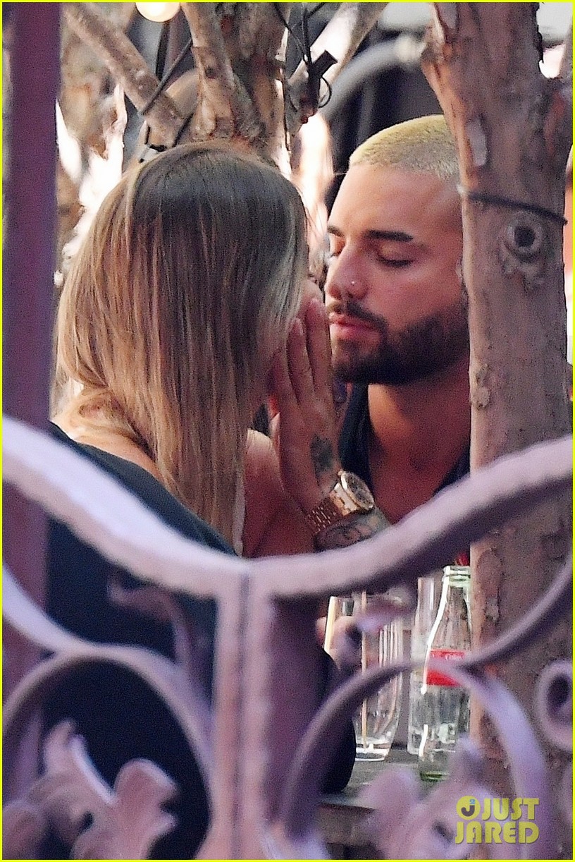 Këngëtari Maluma kapet “mat” me të dashurën (FOTO)