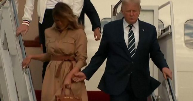 Melania Trump injoron sërish Presidentin, refuzon për të disatën herë dorën e Trump