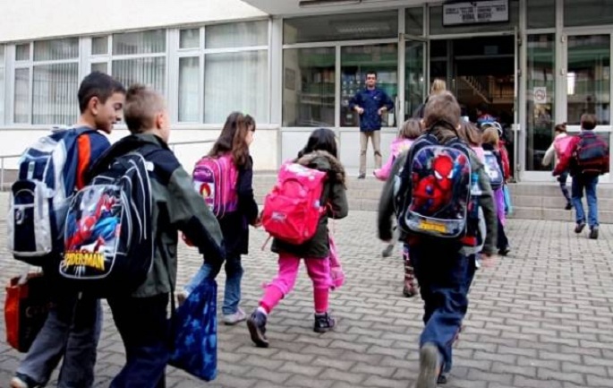 Ministria e Arsimit sqaron datën e rihapjes së shkollave: Nisin më 14 shtator, nga 31 gusht do bëhen mësime plotësuese vetëm për…