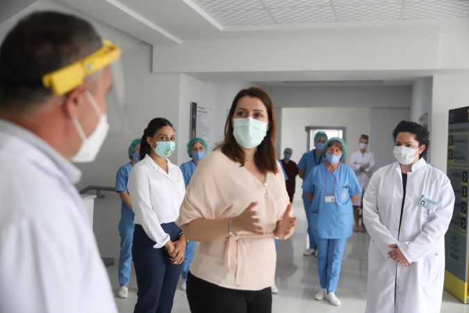 Mjekët e familjes po ndjekin mbi 1 mijë të prekur me Covid, Manastirliu: Protokolle të përcaktuara për ndjekjen e pacientëve