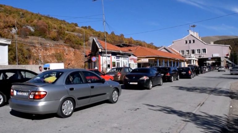 Mbyllet për sot Dogana Greke në Kapshticë, pala shqiptare: U plotësua kuota prej 300 personash në ditë