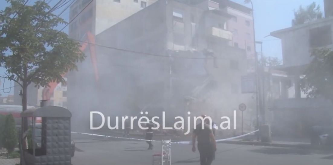 Durrës, u dëmtuan nga tërmeti, shemben me eskavator pallatet (VIDEO)