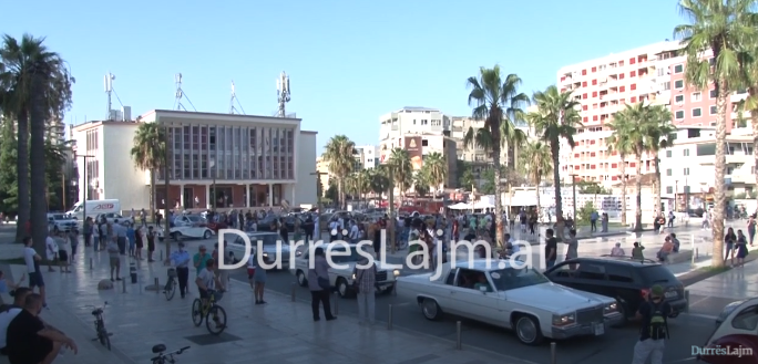 Parada “Retro”, zëdhënësja e DPSHTRR: Zgjodhëm Durrësin pasi as natyra s’u tregua shumë e mëshirshme me të (VIDEO)