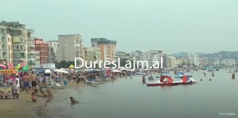 Fundjava e parë e gushtit, shqiptarët e Kosovës mbushin plazhin e Durrësit (VIDEO)