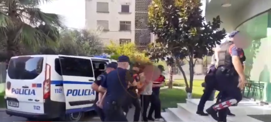 Kanosën policët, momenti kur tre të arrestuarit mbërrijnë në policinë e Durrësit (VIDEO)
