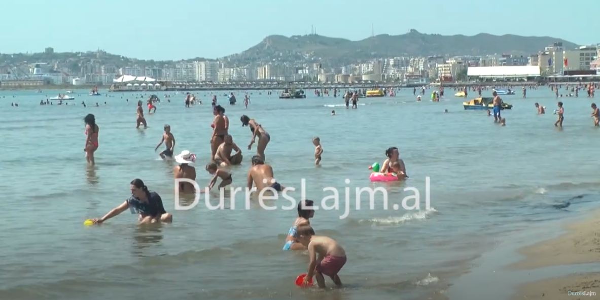 VIDEO/ “Mendonim që s’do vinim në plazh këtë vit prej pandemisë”, bregdeti i Durrësit vizitohet nga turistë të huaj